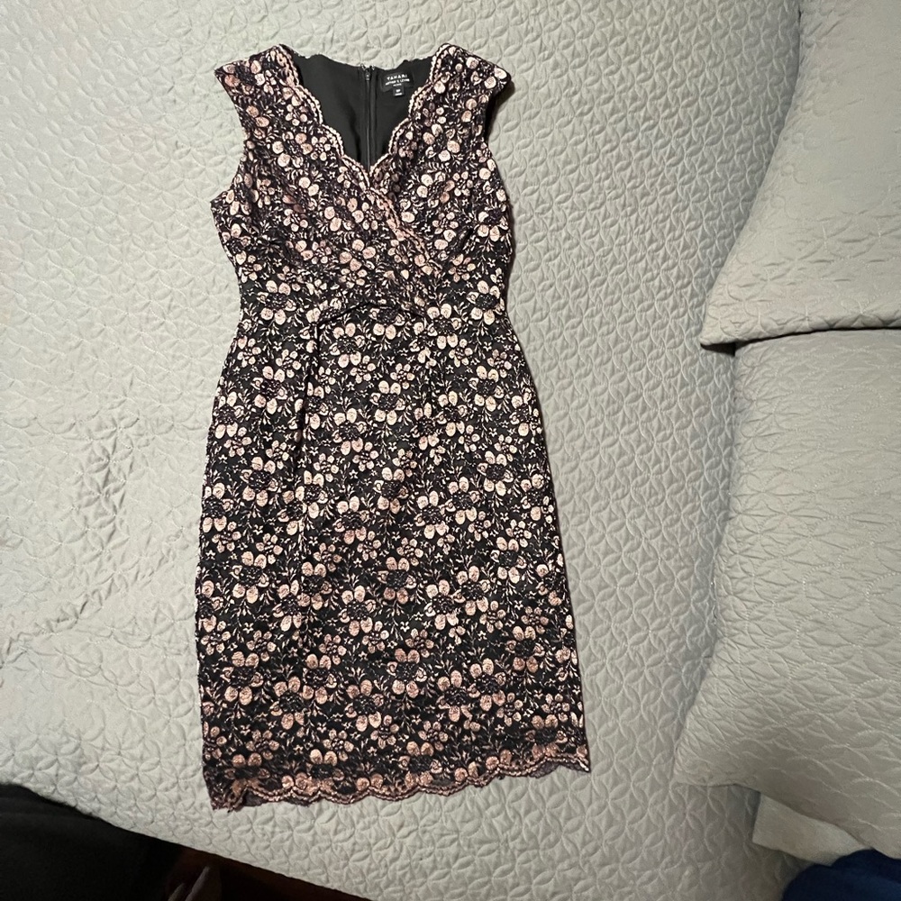TAHARI Arthur S. Levine/Black & Rose Gold/Lace V Neck Sheath Dress/Size:8P